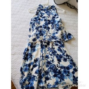 Great dressed in flowers in Blue tones